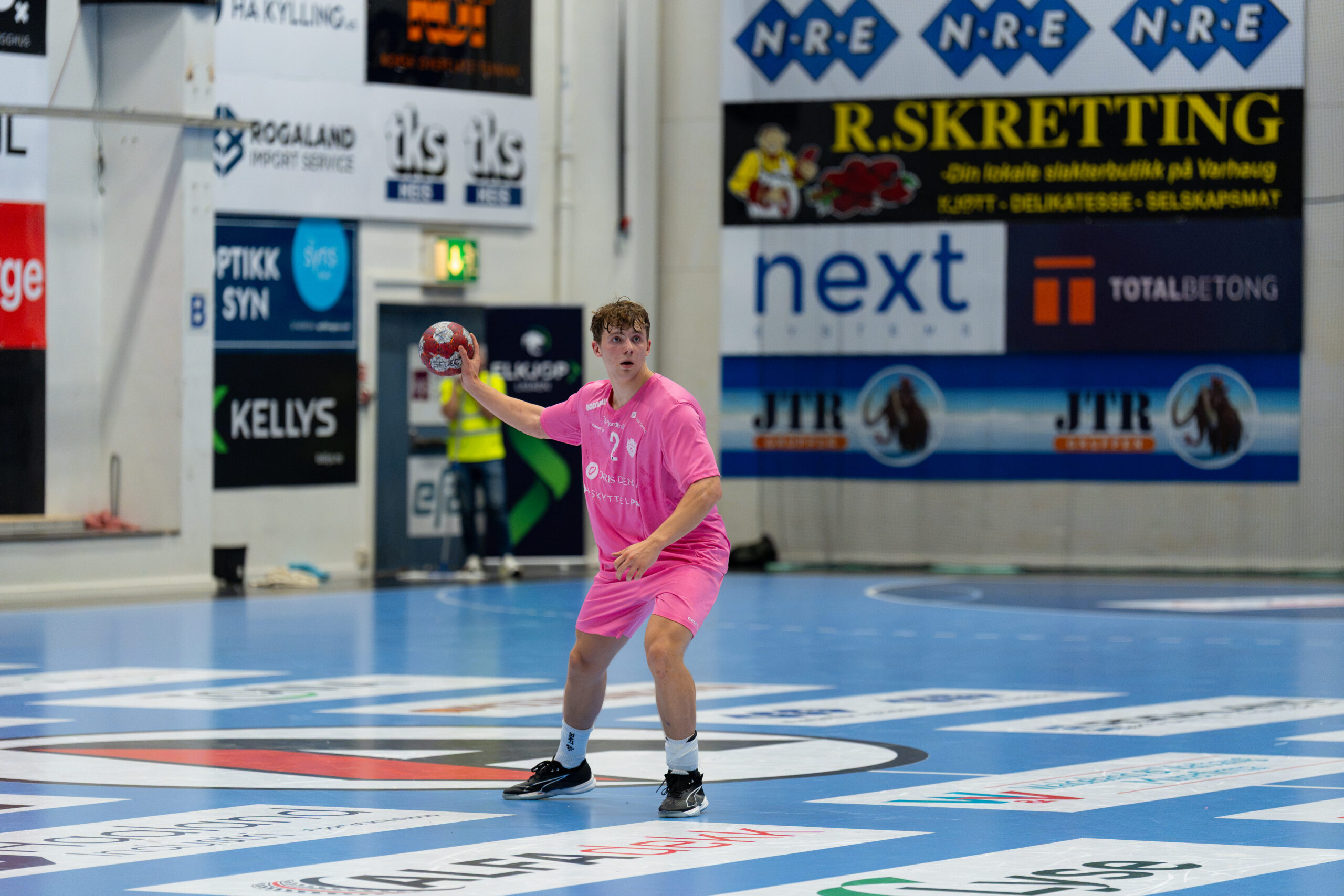 Andreas Holm med ballen for Viking TIF